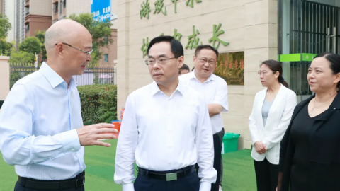李光超看望慰問一線教育工作者并召開全縣教育工作座談會